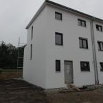 Die Fassade ist inzwischen gestrichen und die Regenrohre sind angebracht.