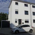 Fassade fertig mit Briefkasten, Außenlicht und Hausnummer.