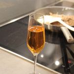 Es wird das erste Mal richtig gekocht (Lasagne). Sekt mit Schuss darf nicht fehlen!