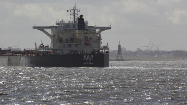 Tanker mit Kugelbake